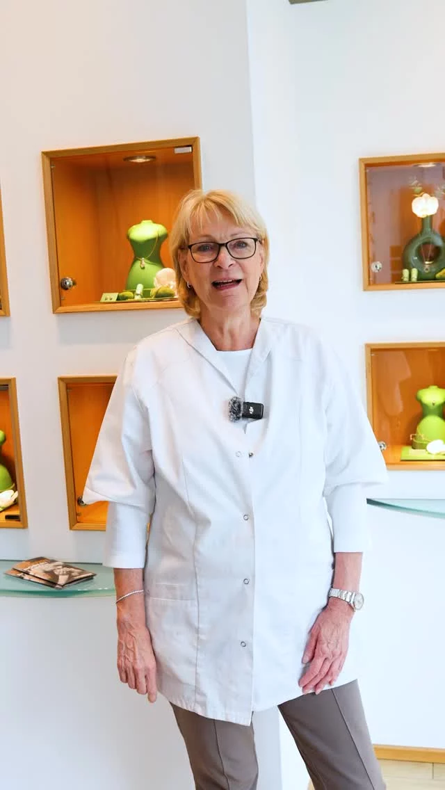 Weitenänderung eines Rings - heute nehmen wir Euch mit in unsere Werkstatt & zeigen Euch einmal,

welche Arbeitsschritte notwendig sind, um einen Ring in der Weite zu ändern. Hierbei ist vorallem eins gefragt,

echtes Handwerk ✨

#goldschmiede #dallmann #buxtehude #fleth #altstadt #handwerk #handwerkistgeil #handmade #craftsman #ring #juwelier #fyp