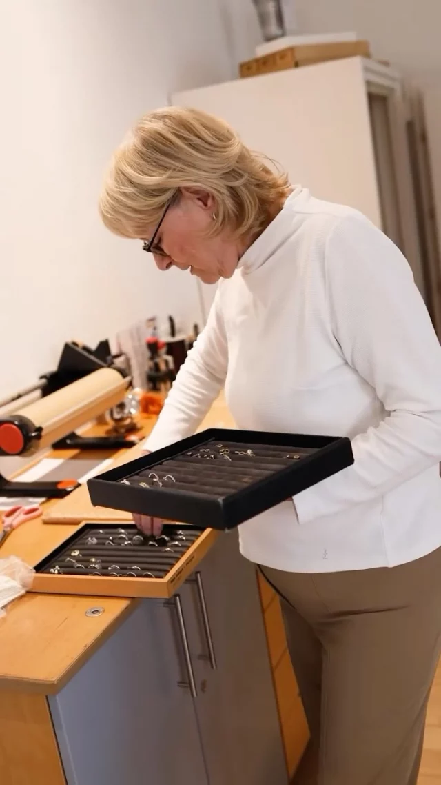 Wir haben neu dekoriert mit vielen, neuen Eindrücken. Das Ganze eingerahmt mit einem maritimen Flairs. Schaut gerne vorbei und überzeugt Euch selbst ✨

#fyp #dallmann #buxtehude #goldschmiede #juwelier #handwerk #handmade #schmuck #ring #handwerkausleidenschaft