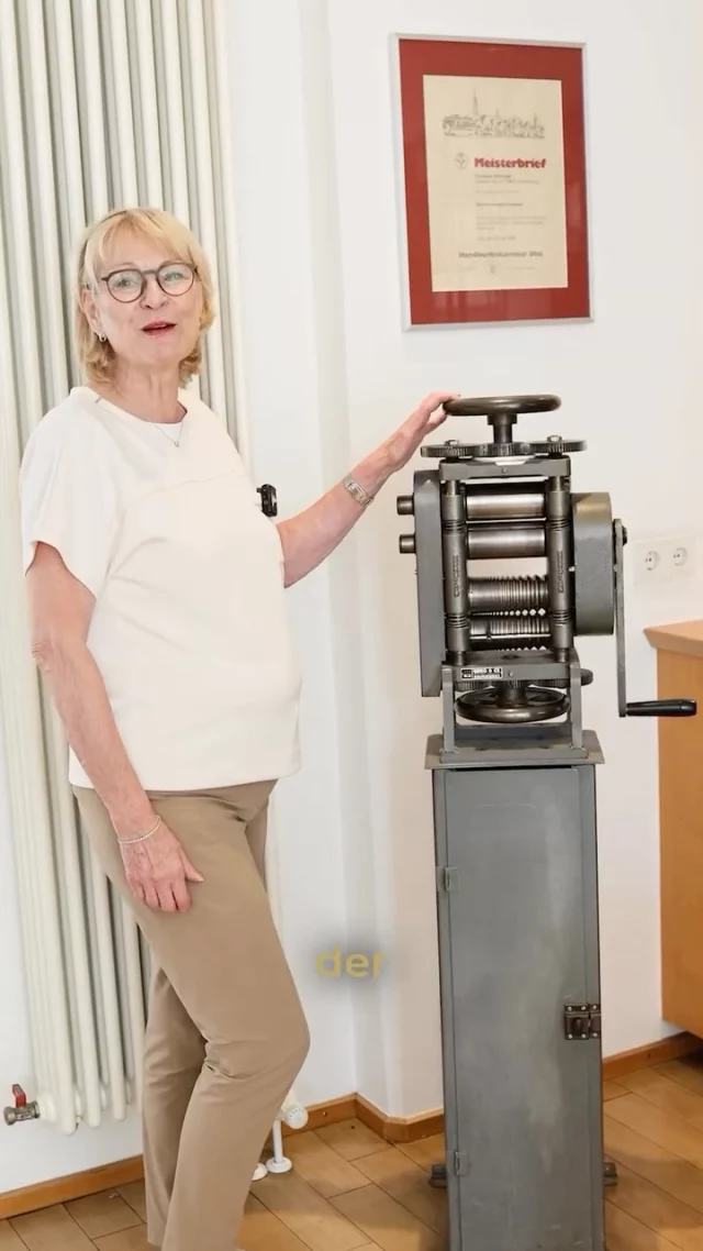 Ein vielseitig nutzbares Werkzeug ist unsere „antike“ Walze ⚙️ Hiermit können wir alle möglichen Edelmetalle walzen - das ganze Plan oder auch als Vierkant ✨ 

#fyp #dallmann #buxtehude #juwelier #goldschmiede #handwerk #handmade #schmuck #handwerkausleidenschaft #ring