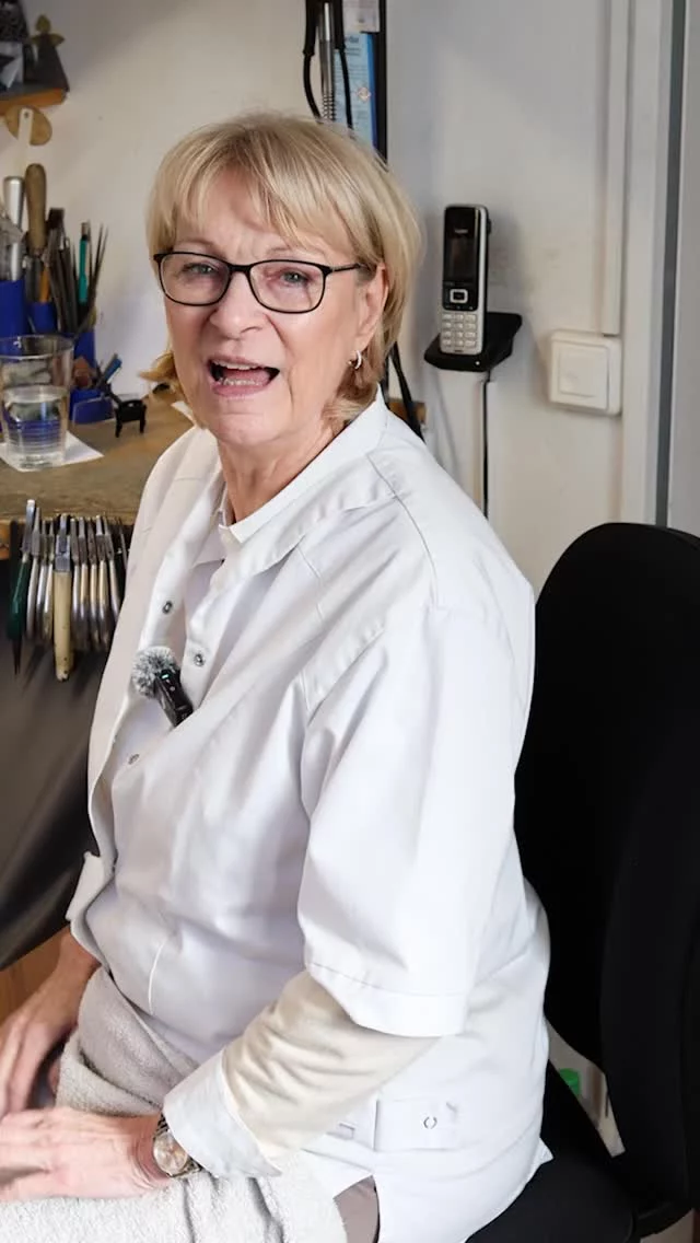 Heute zeigen wir Euch, wie man eine Halskette mit einem kaputten Ketten-Glied repariert✨ Solltest Du auch ein Ähnliches Problem haben oder eine Reparatur benötigen, dann melde dich gerne bei uns 🙌🏻

#dallmann #goldschmiede #fyp #juwelier #handwerk #buxtehude #handmade #schmuck #ring #handwerkausleidenschaft