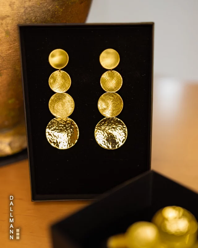 Wenn ein Wunsch zur Wirklichkeit wird ✨Unsere Manufaktur wurde von einer Kundin beauftragt, dieses Set aus Ohrringen und Armreif zu realisieren – handgefertigt, hochwertig, einzigartig. Falls Du einen individuellen Wunsch haben solltest, kontaktiere uns gerne! 🫵🏻

#goldschmiede #dallmann #buxtehude #schmuck #gold #juwelier #fyp #handwerk #handwerkskunst #custommade