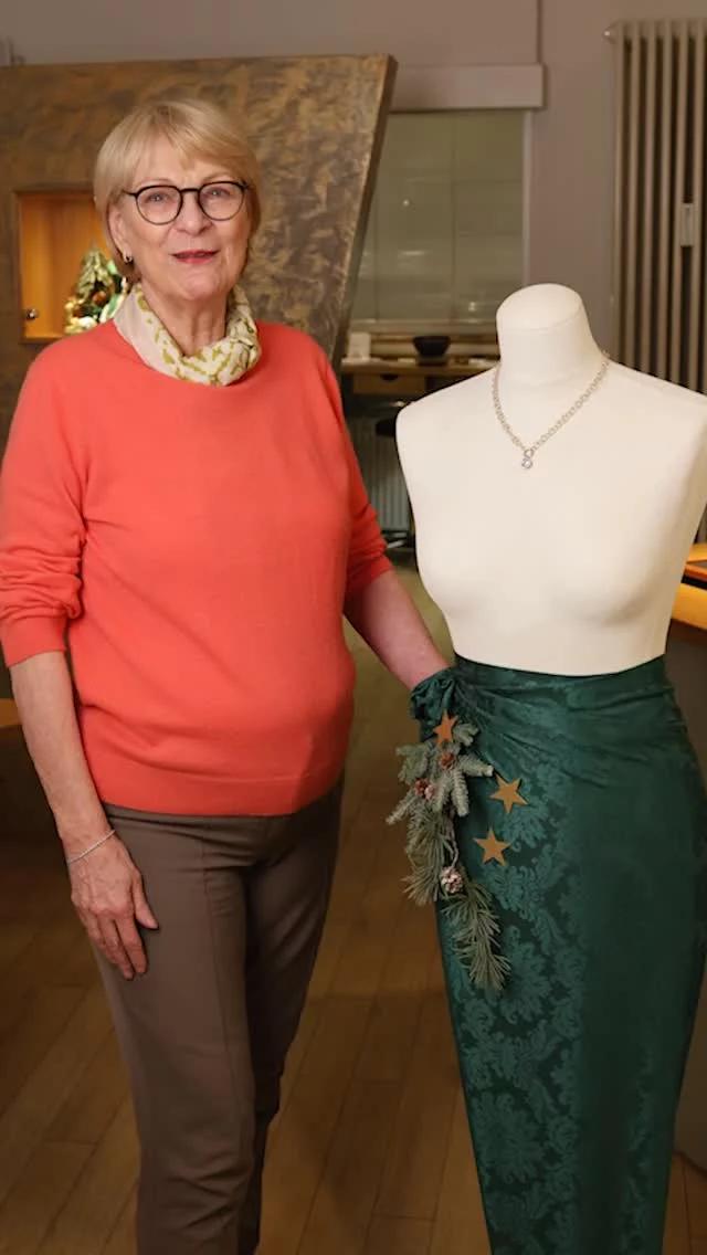 Heute stellen wir Euch ein neues Schmuckstück vor ✨
Hierbei handelt es sich um eine Collie-Kette, die mit großen Ösen und einem Blau Topas gefertigt wurde 🙌🏻 Selbstverständlich können wir diese Kette auch individuell für Euch anpassen 🫵🏻

#goldschmiede #dallmann #buxtehude #schmuck #juwelier