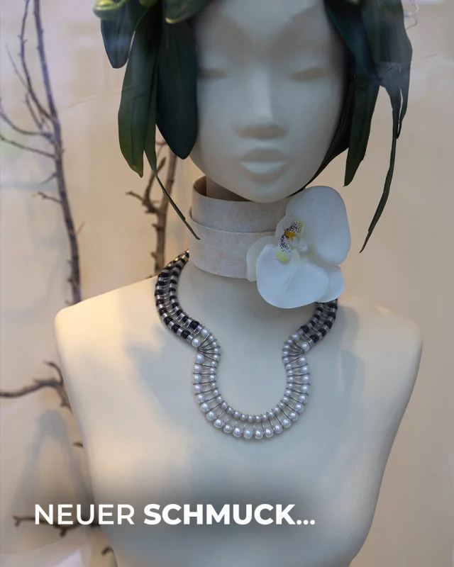 Es ist neuer Schmuck in unserer Goldschmiede eingetroffen 💍 Von Halsketten, über Colliers oder auch einzigartige Ringe ✨ Besucht uns gerne und überzeugt Euch selbst!

#goldschmiede #dallmann #trauringe #schmuck #juwelier