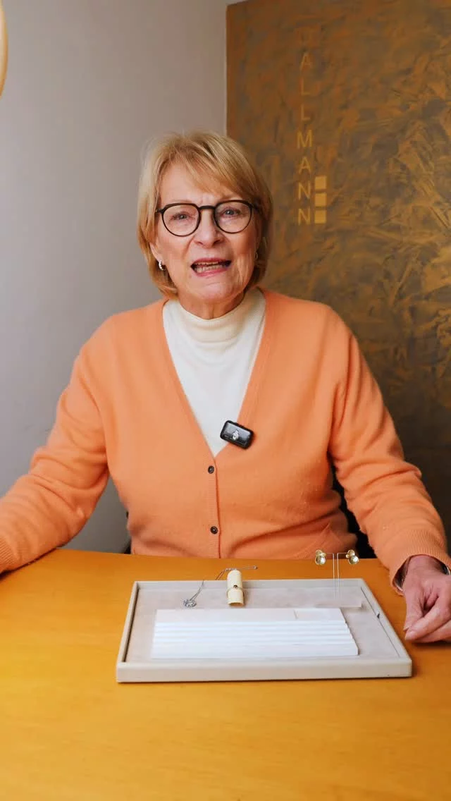 Gibt es farbige Diamanten? 💎 
Tatsächlich gibt es farbige Diamanten, die zu 100% natürlich entstehen. Während des Kristalisationsprozess und unter Einfluss unterschiedlicher Metalle, wie zB Chrom oder Eisen, ergeben sie unterschiedlichste Diamantfarben ✨

#goldschmiede #dallmann #juwelier #diamond #fyp