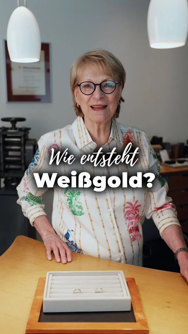 Wie entsteht eigentlich Weißgold? 💍⬇️

Reines Gold ist immer gelb – auch das, was später in einem Weißgoldring steckt. Damit es seinen hellen, edlen Look bekommt, passieren zwei Dinge:
Zuerst wird das Gold legiert, also mit hellen Metallen wie Palladium oder Silber gemischt. Das verändert die Farbe, lässt aber oft noch einen leicht gräulich-gelblichen Ton zurück.
Den letzten Schliff gibt eine feine Beschichtung aus Rhodium – einem seltenen Edelmetall aus der Platingruppe. Sie sorgt für das strahlende, kühle Weiß, das wir an Weißgold so lieben, und schützt das Schmuckstück zusätzlich.
Gut zu wissen: Diese Rhodium-Schicht kann sich mit den Jahren abnutzen. Dann lässt sich euer Schmuck einfach neu beschichten und erstrahlt wieder wie am ersten Tag. 

👉 Wusstet ihr das schon – oder habt Ihr noch weitere Fragen? Schreibt’s uns in die Kommentare!
📍 Fragen rund um euren Schmuck? Kommt gern in unserer Goldschmiede vorbei.

#goldschmiede #dallmann #schmuck #juwelier #fyp