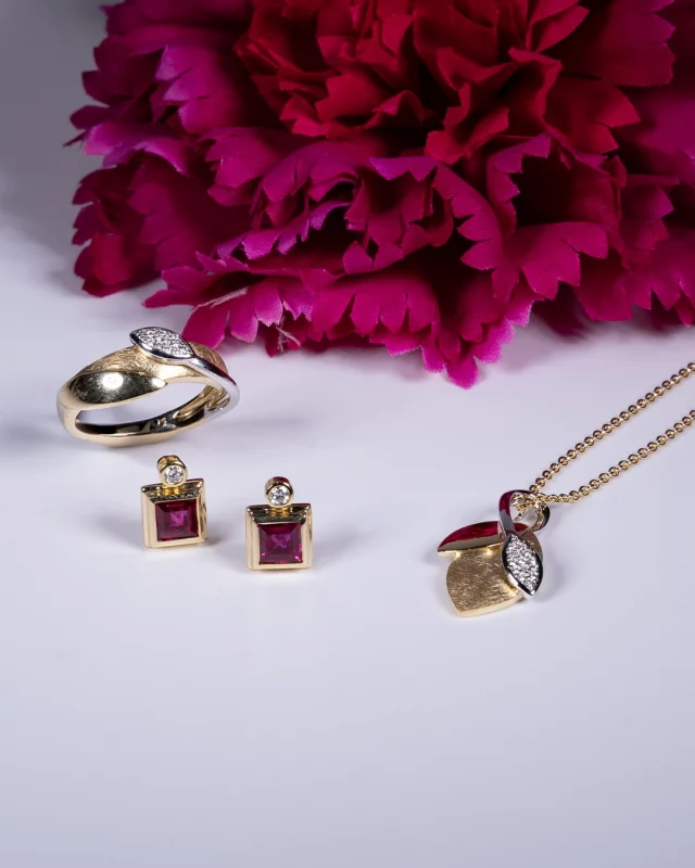 Ob ein leuchtender Farbstein, das Funkeln feiner Diamanten oder warmes Gold – bei uns findest du immer wieder neue Lieblingsstücke, handgefertigt in unserer Goldschmiede.

Am schönsten sieht man Schmuck natürlich in echt. 💛 Komm einfach bei uns vorbei, probier in Ruhe und lass dich inspirieren – wir freuen uns auf dich! ✨

#goldschmiede #dallmann #fyp #schmuck #juwelier