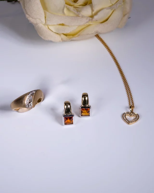 Warmes Gold, funkelnde Steine und ein Hauch Farbe ✨
Schmuck, der nicht laut sein muss, um aufzufallen. Komm vorbei und entdecke in Ruhe, was zu dir passt – wir nehmen uns gerne Zeit für dich 🫵🏻

#goldschmiede #dallmann #juwelier #schmuck #fyp