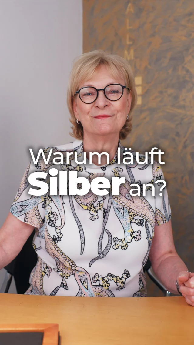 Warum läuft Silber  Schmuck an? ✨⬇️

Die Antwort ist einfach, Silber-Schmuck und insbesondere der Kupfer-Anteil der Silberlegierung reagiert mit der Umgebungsluft oder beispielsweise mit Kosmetika auf der Haut.
Wenn Ihr angelaufenen Schmuck habt, bringt ihn gerne vorbei und wir verleihen Eurem Schmuck wieder neuen Glanz 🫵🏻💍

#goldschmiede #dallmann #juwelier #schmuck #fyp