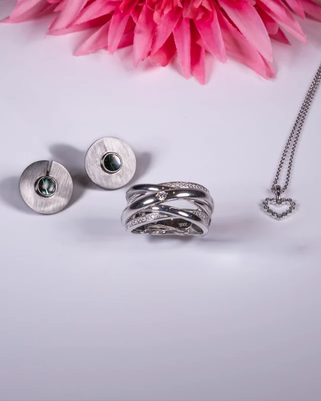 Ring, Ohrstecker oder Herzkette – was würdest du zuerst anprobieren? ✨
Drei Silberstücke, die einzeln wirken und zusammen noch besser! 🙌🏻
Überzeug Dich selbst 👉🏻 Ritterstraße 16, Buxtehude

#goldschmiede #dallmann #schmuck #juwelier #fyp